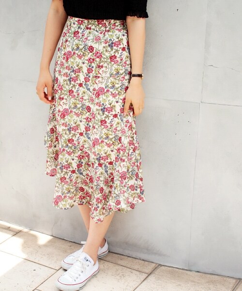 PAGEBOY（ページボーイ）の「小花柄裾切り替えフレアスカート（スカート・ホワイト系/ブラック系/ダークブルー系）」の4枚目の写真