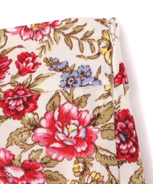 PAGEBOY（ページボーイ）の「小花柄裾切り替えフレアスカート（スカート・ホワイト系/ブラック系/ダークブルー系）」の12枚目の写真