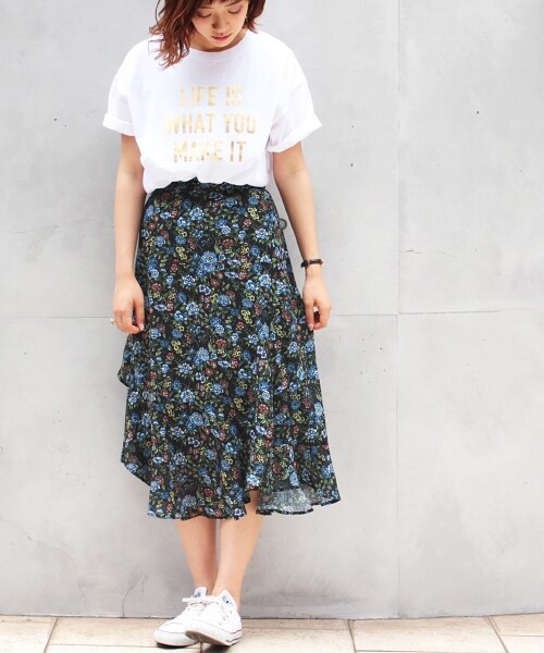 PAGEBOY（ページボーイ）の「小花柄裾切り替えフレアスカート（スカート・ホワイト系/ブラック系/ダークブルー系）」の6枚目の写真