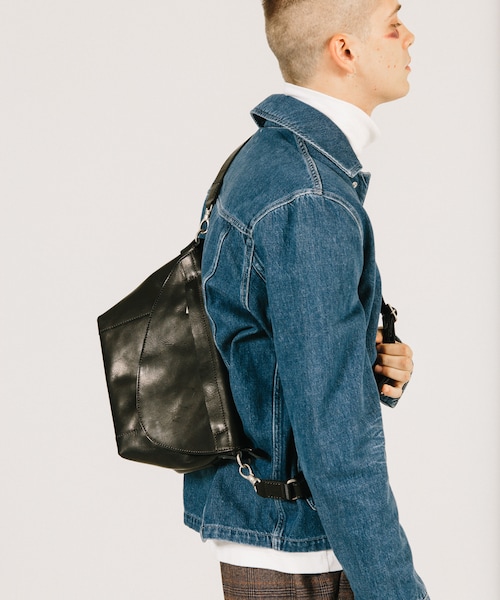 LIDNM（リドム）の「バケッタオイルドレザーミニメッセンジャー（メッセンジャーバッグ・メンズ・ブラック・Free）」の3枚目の写真