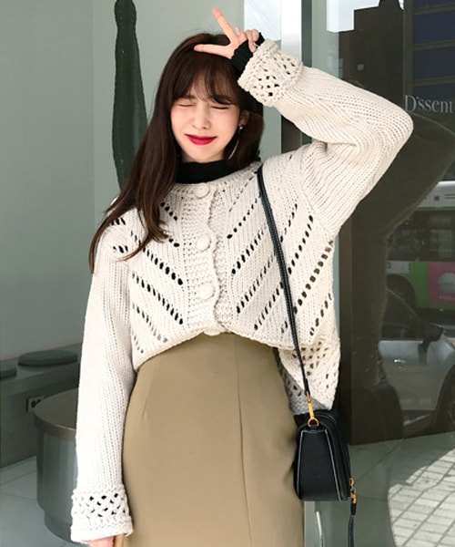 DHOLIC（ディーホリック）の「くるみボタンパンチングニットカーディガン（カーディガン/ボレロ・レディース・ブルー/ホワイト/ブラック・FREE）」の2枚目の写真