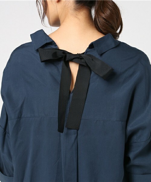 INTERPLANET(インタープラネット)の「BACKリボン抜き衿シャツ(シャツ/ブラウス・レディース・オフホワイト/カーキ/ネイビー・FREE)」の12枚目の写真