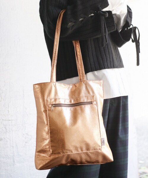 LOWRYS FARM（ローリーズファーム）の「★WEB先行予約アイテム★メタリックトート（バッグ・シルバー/ブラウンゴールド/ブルー）」の2枚目の写真