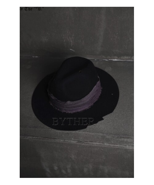 ByTheR（バイザアール）の「ダメージ加工ヴィンテージフェドラハット（ハット・メンズ・ベージュ/ブラック・FREE）」の2枚目の写真