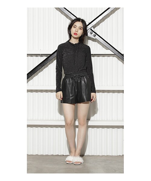 CHEER CLOSET(チアクローゼット)の「【るうこ】ネックリボンラメトップス(Tシャツ/カットソー・レディース・ブラック/グレー/ブラウン・F)」の1枚目の写真