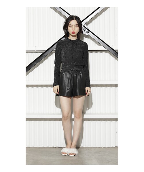 CHEER CLOSET（チアクローゼット）の「【るうこ】レザーライクショートパンツ（その他パンツ・レディース・グレー/ブラック/ベージュ/グリーン・F）」の2枚目の写真