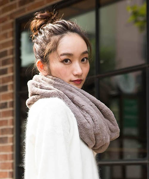 Sheson（シーズン）の「Sheson(シーズン)ファー ボリューム スヌード（ストール/ショール・レディース・アイボリー/モカ/ブラック・FREE）」の4枚目の写真