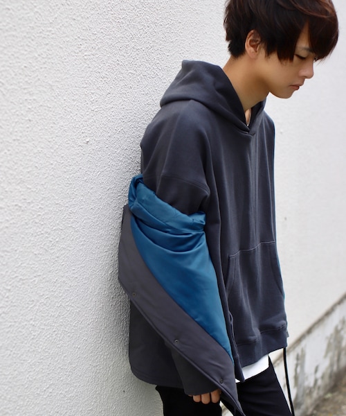 LIDNM(リドム)の「オフショルダーパーカー(パーカー・メンズ・グレー・S、M、L)」の4枚目の写真