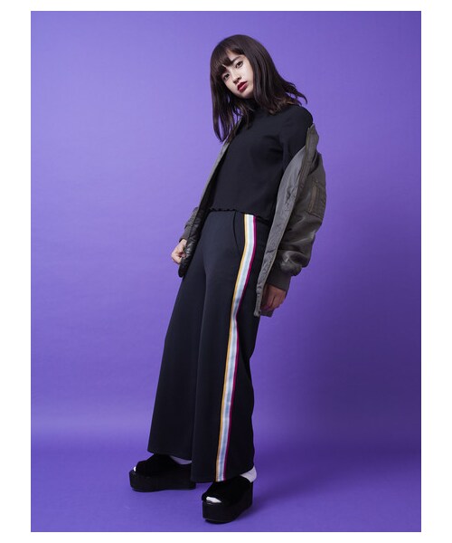 E hyphen world gallery（イーハイフンワールドギャラリー）の「M ラインジャージワイドパンツ（パンツ・ブラック/レッド/ネイビー・F）」の2枚目の写真