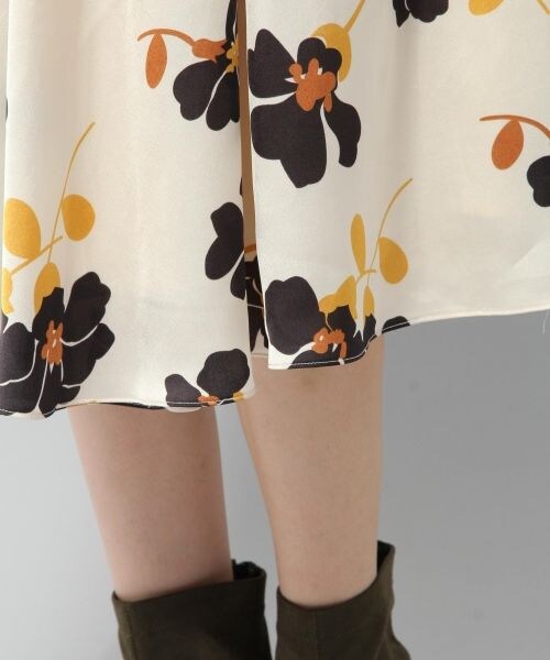 Andemiu（アンデミュウ）の「レトロフラワーＷゴムスカート（スカート・アイボリー/グリーン）」の9枚目の写真