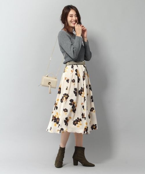 Andemiu（アンデミュウ）の「レトロフラワーＷゴムスカート（スカート・アイボリー/グリーン）」の4枚目の写真