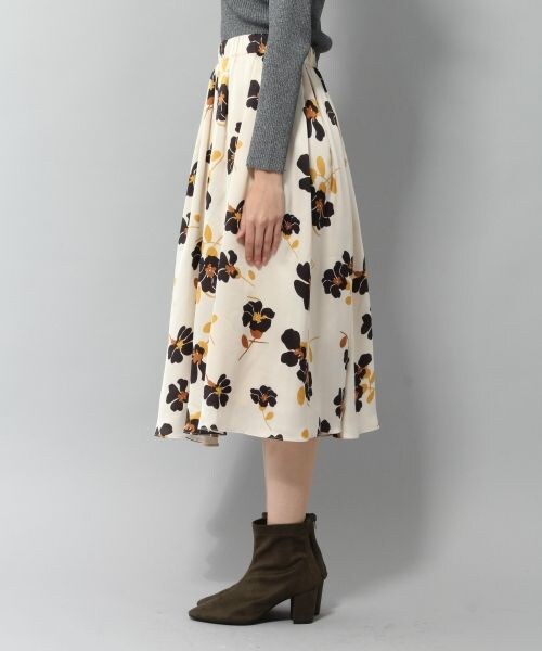 Andemiu（アンデミュウ）の「レトロフラワーＷゴムスカート（スカート・アイボリー/グリーン）」の6枚目の写真