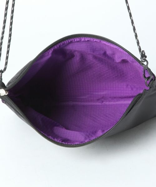 RAGEBLUE（レイジブルー）の「リバーシブルサコッシュFW（バッグ・オフホワイト/ブラック/グレー/ブラウン）」の8枚目の写真