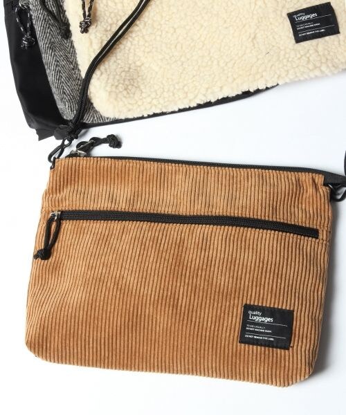 RAGEBLUE（レイジブルー）の「リバーシブルサコッシュFW（バッグ・オフホワイト/ブラック/グレー/ブラウン）」の4枚目の写真