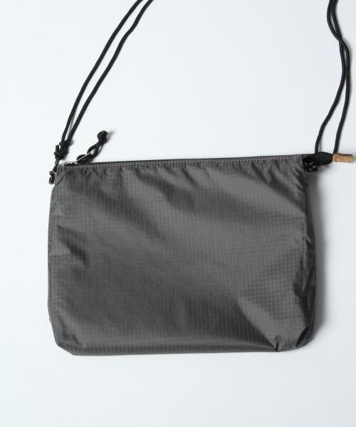 RAGEBLUE（レイジブルー）の「リバーシブルサコッシュFW（バッグ・オフホワイト/ブラック/グレー/ブラウン）」の16枚目の写真