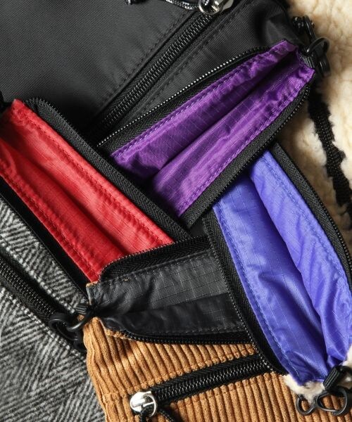 RAGEBLUE（レイジブルー）の「リバーシブルサコッシュFW（バッグ・オフホワイト/ブラック/グレー/ブラウン）」の12枚目の写真