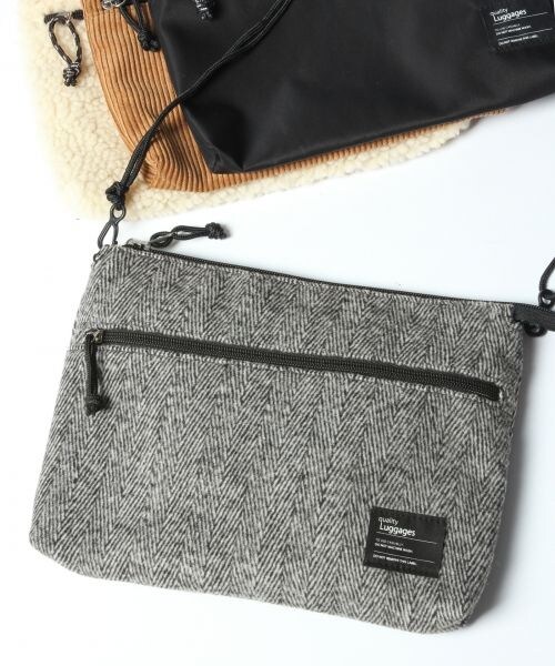 RAGEBLUE（レイジブルー）の「リバーシブルサコッシュFW（バッグ・オフホワイト/ブラック/グレー/ブラウン）」の3枚目の写真