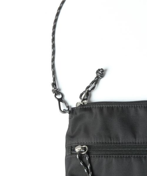 RAGEBLUE（レイジブルー）の「リバーシブルサコッシュFW（バッグ・オフホワイト/ブラック/グレー/ブラウン）」の11枚目の写真