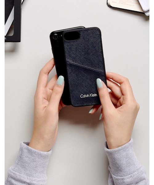 Calvin Klein(カルバン・クライン)の「Calvin Klein Iphone 7 Phone Case with Logo(生活家電・レディース・Black・One Size)」の2枚目の写真