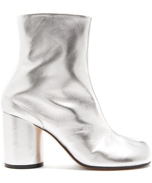 Maison Margiela(メゾンマルジェラ)の「MAISON MARGIELA Tabi split-toe leather ankle boots(ブーツ・レディース・Silver・35 EU/IT/35.5 EU/IT/36 EU/IT/36.5 EU/IT/37 EU/IT/37.5 EU/IT/38 EU/IT/38.5 EU/IT/39 EU/IT/39.5 EU/IT/40 EU/IT/40.5 EU/IT/41 EU/IT)」の1枚目の写真
