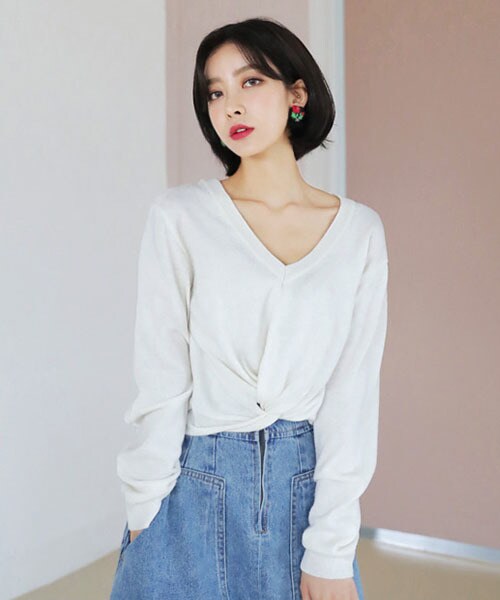 DHOLIC(ディーホリック)の「ツイストヘムVネックニットTシャツ(Tシャツ/カットソー・レディース・ホワイト/グレー/レッド/ブラック・FREE)」の1枚目の写真