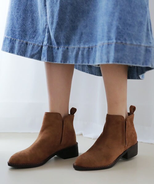 DHOLIC（ディーホリック）の「スエードライクサイドゴムショートブーツ（ブーツ・レディース・ブラック/ブラウン/グレー・225/230/235/240/245/250）」の3枚目の写真