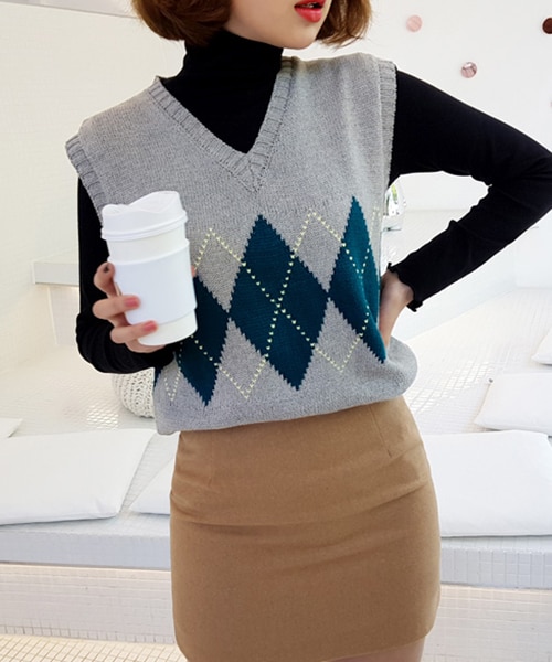DHOLIC（ディーホリック）の「Vネックアーガイルパターンニットベスト（ベスト・レディース・レッド/グレー/その他・FREE）」の2枚目の写真