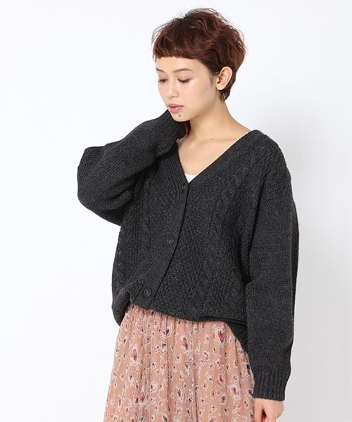 studio CLIP（スタディオクリップ）の「3ゲージケーブルビッグカーディガン（トップス・ライトグレー/チャコール/ベージュ/ダークブラウン）」の2枚目の写真