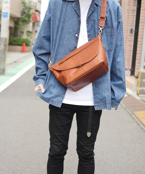 LIDNM（リドム）の「バケッタオイルドレザーミニメッセンジャー（メッセンジャーバッグ・メンズ・ブラウン・FREE）」の2枚目の写真