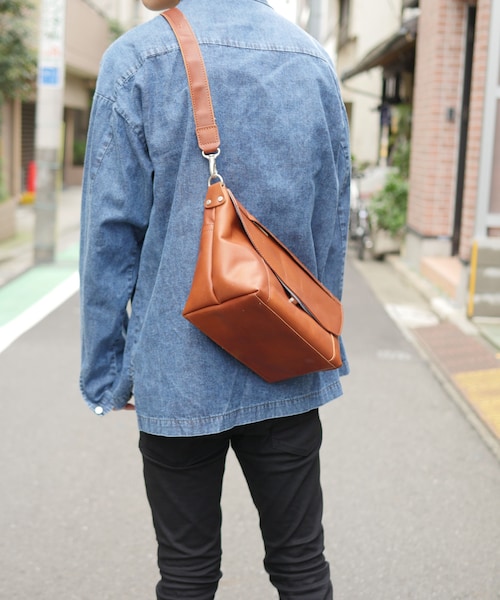 LIDNM（リドム）の「バケッタオイルドレザーミニメッセンジャー（メッセンジャーバッグ・メンズ・ブラウン・FREE）」の3枚目の写真