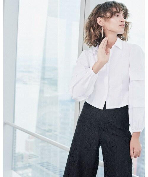 CLUB MONACO（クラブモナコ）の「Club Monaco Gislah Tiered-Sleeves Button-Front Cropped Oxford Top（シャツ/ブラウス・レディース・White・X-Small/Large/Medium/Small）」の2枚目の写真