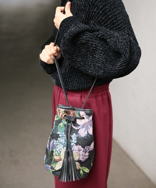 LOWRYS FARM（ローリーズファーム）の「アソートキンチャクＢＡＧ（バッグ・ブラック/ハナガラ/シルバー）」の2枚目の写真