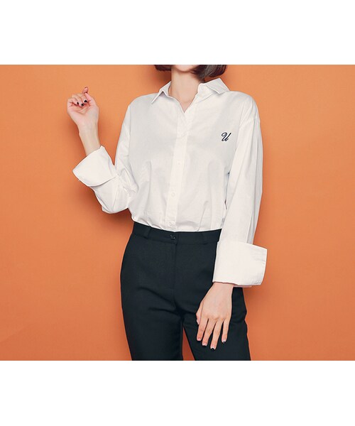 HOTPING(ホッピン)の「英字刺繍ポイント白シャツ(シャツ/ブラウス・レディース・ホワイト・1(フリーサイズ)/2(L-XXL))」の1枚目の写真