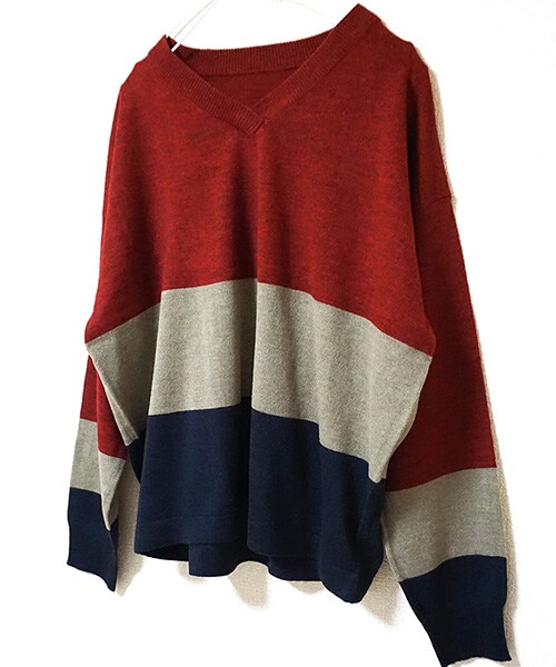 Tiffee SELECT（ティフィーセレクト）の「トライカラー配色デザインVネックニットセーター（ニット/セーター・レディース・ボルドー系・M）」の2枚目の写真