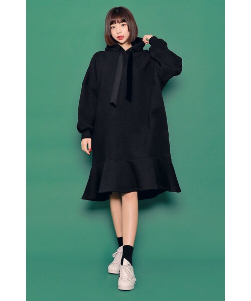 HOTPING（ホッピン）の「裏起毛フレアヘムフードワンピース（ワンピース・レディース・グレー/ブラック・フリーサイズ(XS-XXL)）」の2枚目の写真