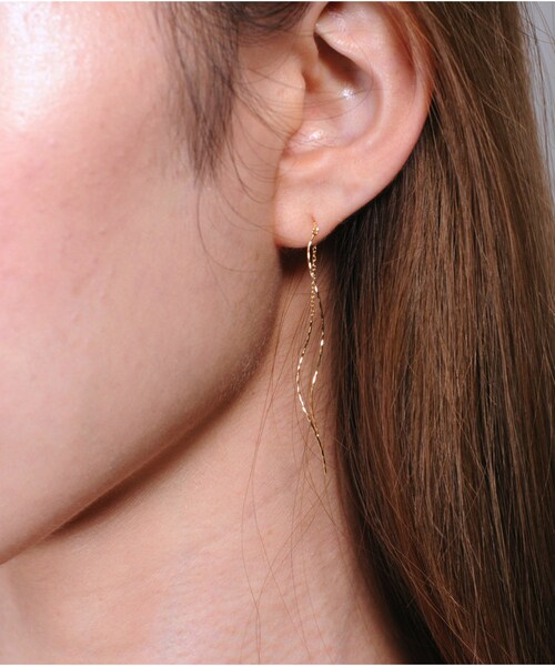 pinacoteca(ピナコテーカ)の「ピナコテーカ 709 スウァーリー ライン アメリカン ピアス(ピアス(両耳用)・レディース・ゴールド・Free)」の9枚目の写真