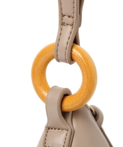 studio CLIP（スタディオクリップ）の「2WAYフェイクレザー三角バッグ（バッグ・ライトグレー/ブラック）」の6枚目の写真