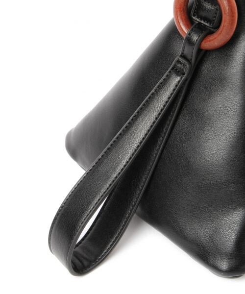 studio CLIP（スタディオクリップ）の「2WAYフェイクレザー三角バッグ（バッグ・ライトグレー/ブラック）」の9枚目の写真