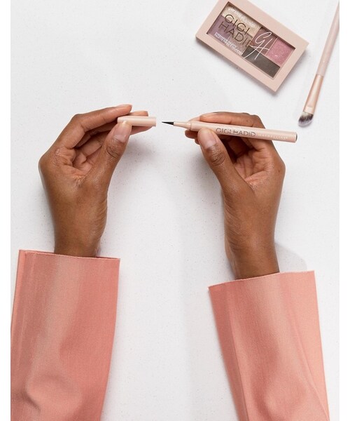 Maybelline(メイベリン)の「Maybelline x Gigi Hadid East Coast Collection Liquid Eyeliner(ファンデーション・レディース・Black・One Size)」の3枚目の写真