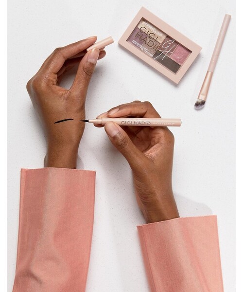 Maybelline(メイベリン)の「Maybelline x Gigi Hadid East Coast Collection Liquid Eyeliner(ファンデーション・レディース・Black・One Size)」の2枚目の写真