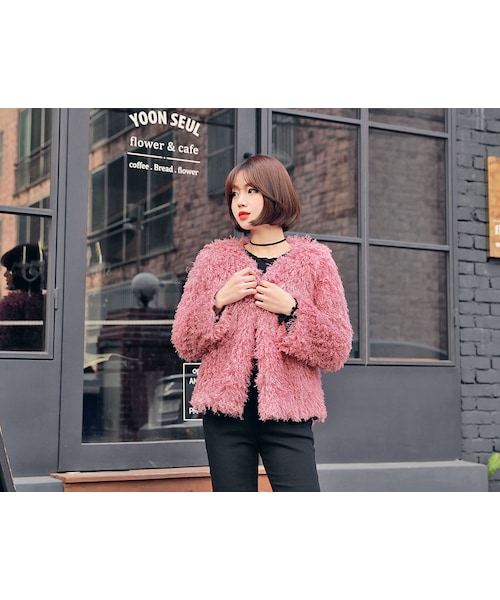 HOTPING（ホッピン）の「フェイクファーショートジャケット（その他アウター・レディース・ライトベージュ/ピンク/ブラック/ブラウン・フリーサイズ(XS-L)）」の4枚目の写真
