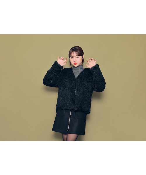 HOTPING（ホッピン）の「フェイクファーショートジャケット（その他アウター・レディース・ライトベージュ/ピンク/ブラック/ブラウン・フリーサイズ(XS-L)）」の2枚目の写真