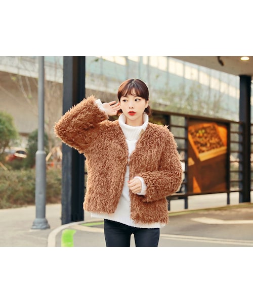 HOTPING（ホッピン）の「フェイクファーショートジャケット（その他アウター・レディース・ライトベージュ/ピンク/ブラック/ブラウン・フリーサイズ(XS-L)）」の3枚目の写真