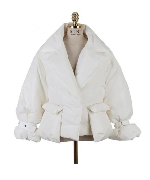 DINT（ディント）の「ストッパーボリュームストリングのおかげダウンパディング（マウンテンパーカー・レディース・White/Black・one(44~66size)）」の2枚目の写真