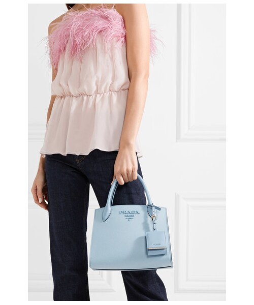 Pradaのトートバッグでセレブコーデ