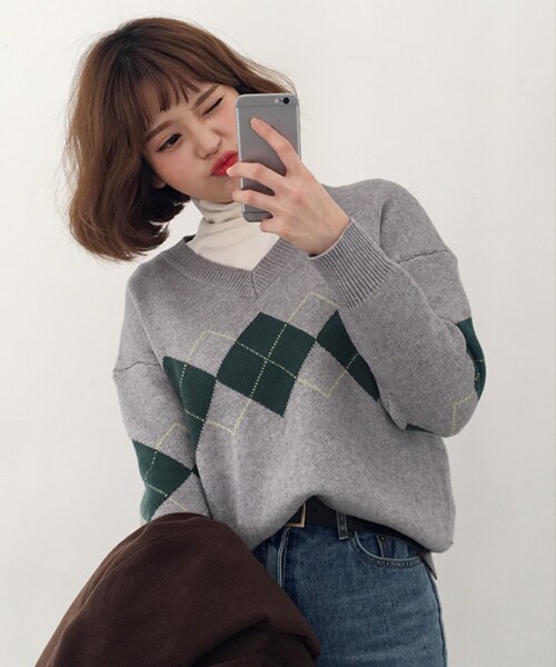 DHOLIC（ディーホリック）の「アーガイルVネックニット（ニット/セーター・レディース・ブルー/ホワイト/グレー・FREE）」の3枚目の写真