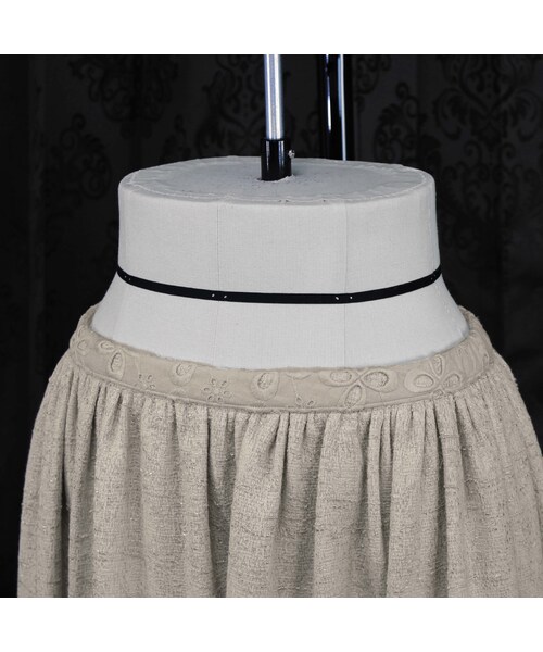 no brand(ノーブランド)の「【上品な光沢感があるツイード】ローウエストギャザースカート (ベージュ) I30 【送料・代引き手数料無料】(スカート・レディース・その他)」の4枚目の写真