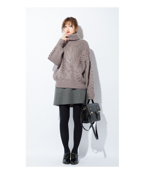 CHEER CLOSET(チアクローゼット)の「【プチプラのあや】オススメ!前だけインしやすいショート丈!ボリュームスリーブケーブル編みざっくりタートルネックニット(ニット/セーター・レディース・ブラウン/グレー・F)」の2枚目の写真