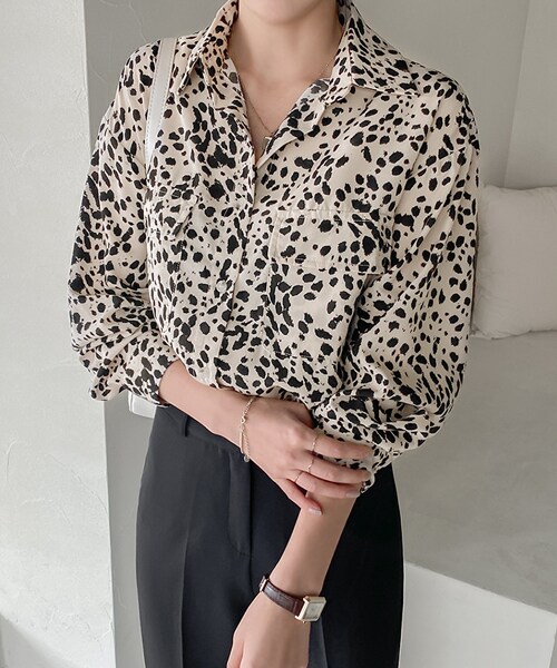 SECRETLABEL（シークレットレーベル）の「ヒョウ柄ルーズフィットシャツ（シャツ/ブラウス・レディース・ブルー/ベージュ・1/2）」の2枚目の写真