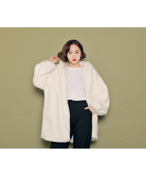 HOTPING（ホッピン）の「ルーズフェイクファーフードジャケット（その他アウター・レディース・ピンク/ホワイト/キャメル/ブラック/カーキ・フリーサイズ(XS-XL)）」の2枚目の写真